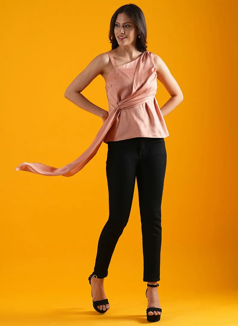 جلو باص بلوزة نسائية وردية بكتف واحد ورباط تفاصيل كاجوال